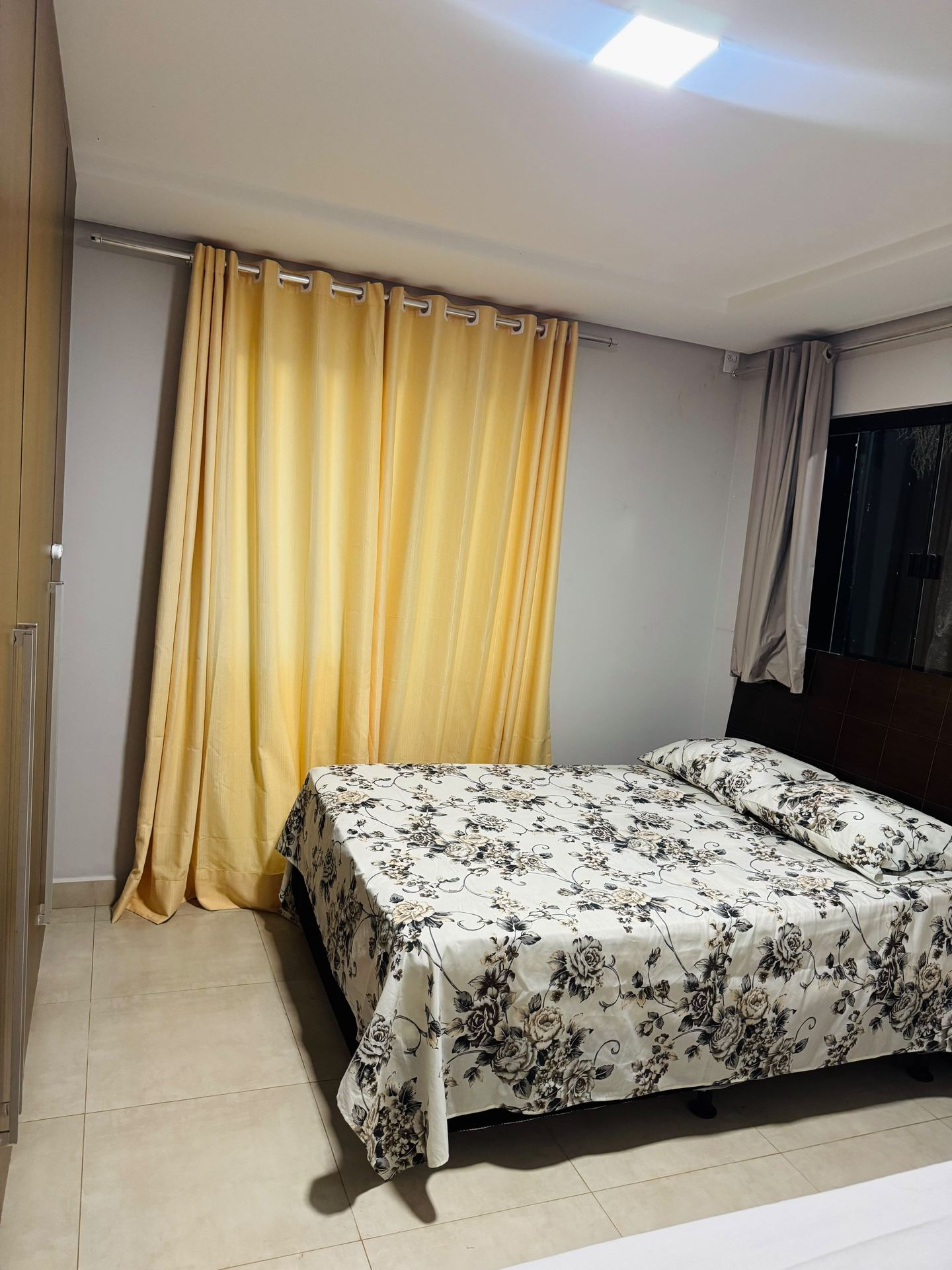 Quarto com cama de casal e cama de solteiro