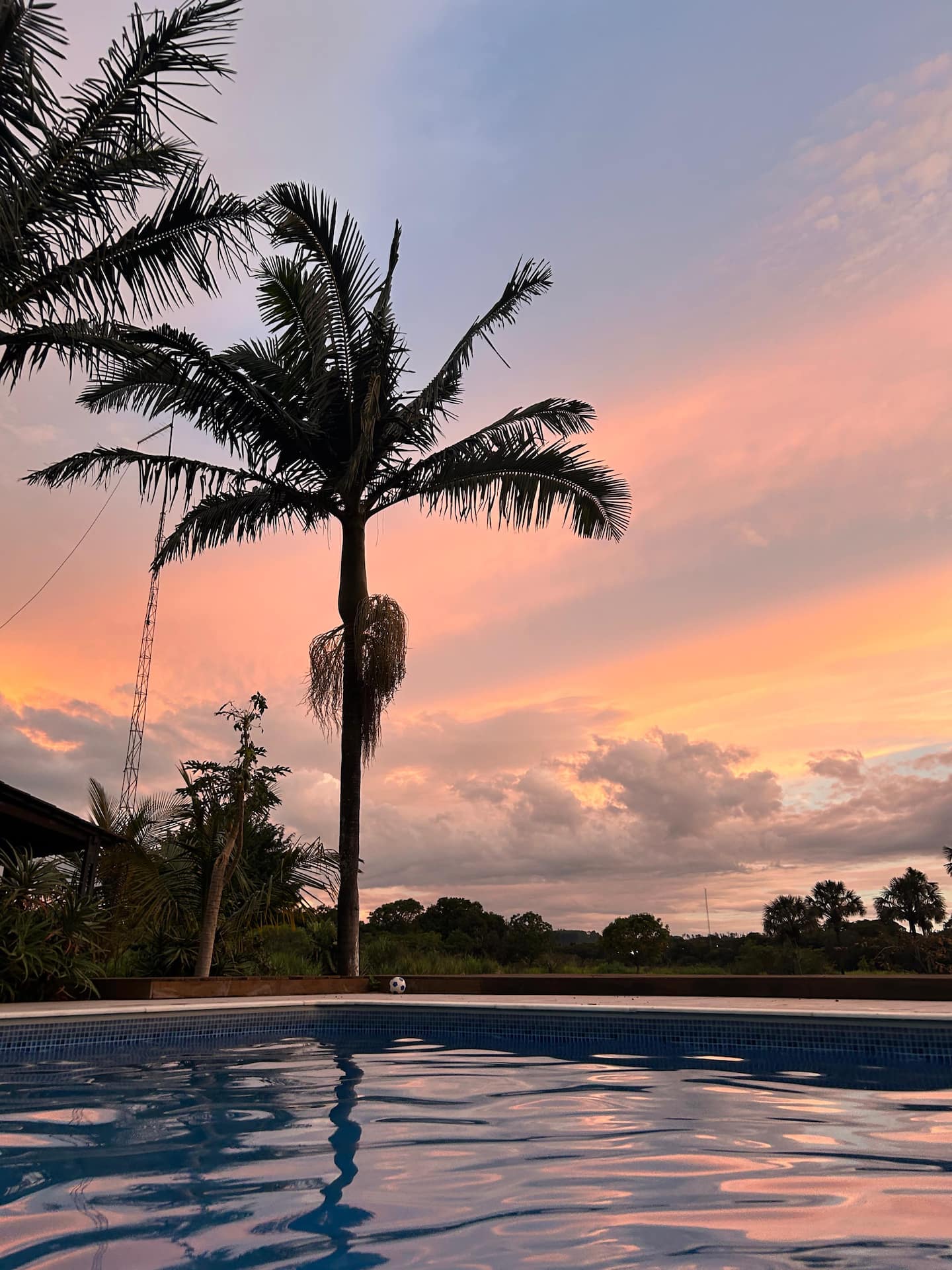 Amanhecer sobre o campo do Recanto Trigueiro